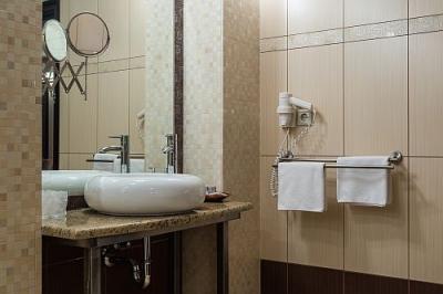 Elegáns fürdőszoba az Apolló wellness szállodában Hajdúszoboszlón - ✔️ Hunguest Apolló Thermal Hotel**** Hajdúszoboszló - Akciós termál szálloda Hajdúszoboszlón