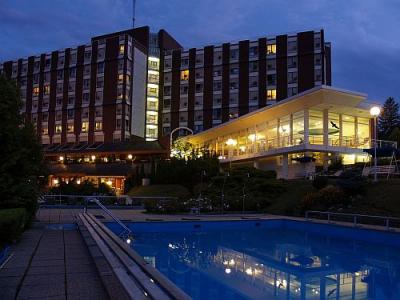 Éjszakai felvétel a hévizi Danubius Health Spa Resort Aqua szállodáról - ✔️ ENSANA Thermal Hotel Aqua**** Hévíz - Hotel Aqua Hévíz akciós szobafoglalása