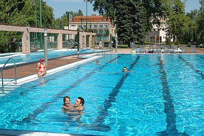 Nagy úszómedence Budán a Holiday Beach hotelben - ✔️ Holiday Beach Hotel**** Budapest - Akciós Wellness szálloda a Duna partján Csillaghegyen