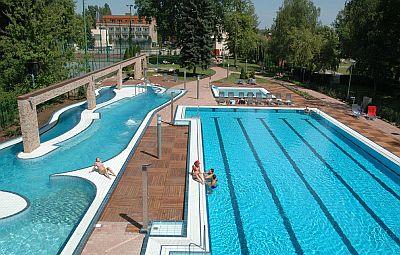 Gyerek és felnőtt medence Rómain a Holiday Beach wellness hotelben - ✔️ Holiday Beach Hotel**** Budapest - Akciós Wellness szálloda a Duna partján Csillaghegyen