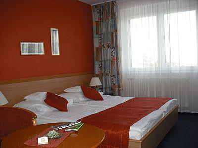 Standard kétágyas szoba a pécsi Hotel Kikeletben - ✔️ Art Fit Hotel Kikelet Pécs**** - akciós Kikelet wellness hotel Pécsen