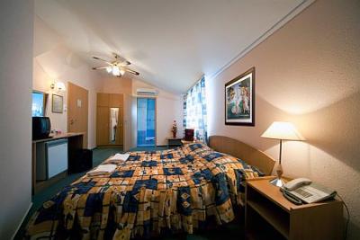 Kristály Hotel szabad kétágyas szobája a Balatonnál romantikus hétvégére - ✔️ Kristály Hotel**** Keszthely - akciós balatoni wellness Hotel Keszthelyen
