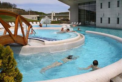 Óriási külső medencék a  Saliris Spa Termál és Wellness szállodában - ✔️ Saliris**** Resort Spa Hotel Egerszalók - Akciós spa és wellness hotel Egerszalókon