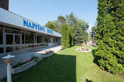 Napfény Hotel Balatonlelle, napozó parkja - Napfény Hotel Balatonlelle - Akciós félpanziós Hotel Napfény Balatonlellén