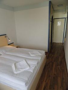 Olcsó szállás Siófokon a Hotel Lidó-ban - kényelmes kétágyas szoba - Hotel Lidó Siófok - akciós szálloda Siófokon panorámás kilátással a Balatonra