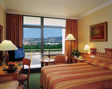 Hotel Helia szép kétágyas szobája panorámás kilátással a Dunára és a Margitszigetre - Hotel Helia**** Budapest - Akciós budapesti Termál Hotel dunai panorámával