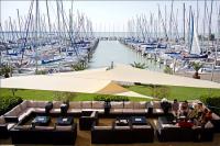 Hotel Marina Port kilátással a yachtkikötőre és a Balatonra-