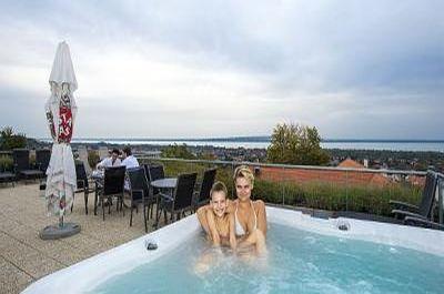 Zenit Hotel Balaton wellness szolgáltatással és jacuzzival a teraszon - ✔️ Hotel Zenit**** Balaton Vonyarcvashegy - Akciós wellness hotel panorámával a Balatonra