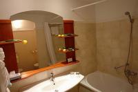 4* Karos Spa Hotel szép kádas fürdőszobája Zalakaroson
