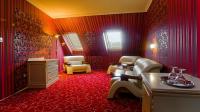 A Hotel Óbester luxus tetőtéri hotelszobája Debrecen belvárosában a Virágkarneválra