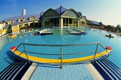 ✔️ Park Inn Sárvár 4* külső medencéje a Gyógyfürdőben - ✔️ Park Inn Sárvár ✔️ Akció full ellátással Park Inn Sárvár!
