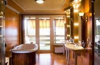 Silvanus Hotel lakosztályának a fürdőszobája erkéllyel és panorámával